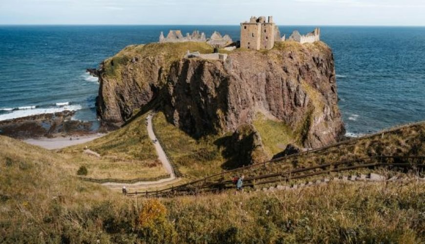 The Castle on the Cliff: Majestic, Magic, Manoir