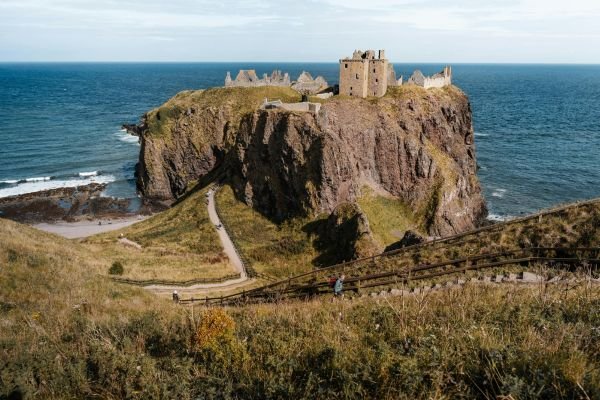 The Castle on the Cliff: Majestic, Magic, Manoir